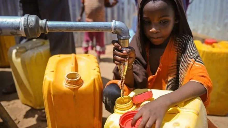 Una niña en Somalia llena de agua varios galones