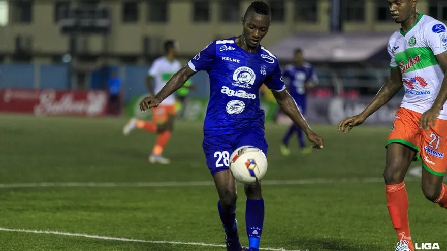 Árabe Unido sacó los puntos en casa frente al Alianza