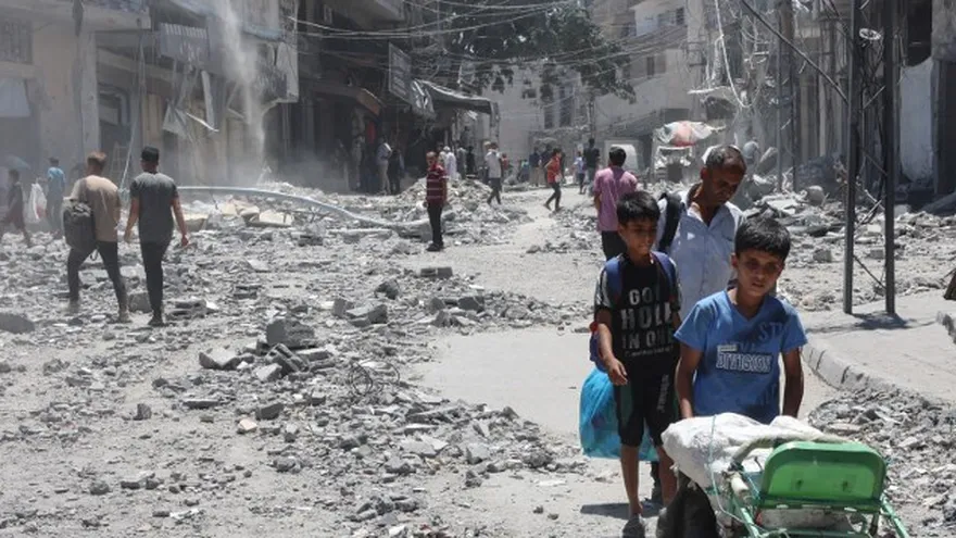 Niños en Gaza buscan alimentos para sobrevivir