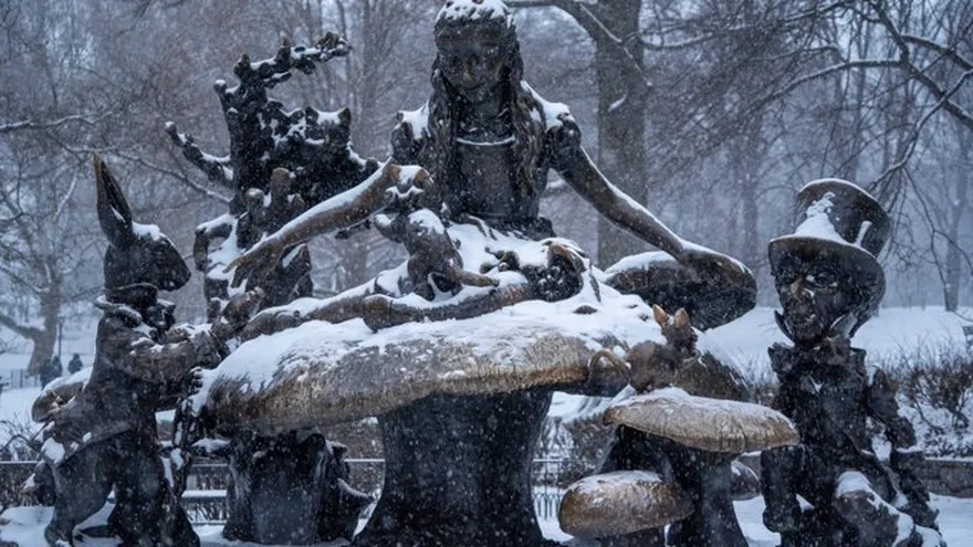 La estatua en honor de la novela Alicia en el País de las Maravillas de Lewis Carroll ubicada en el Central Park