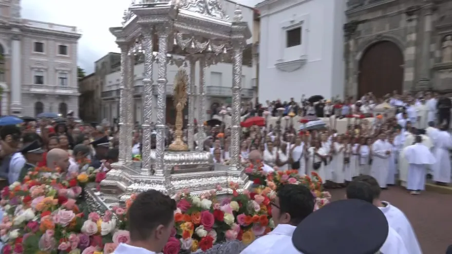 Casco Antiguo: pese a la lluvia, coloridas alfombras y una m