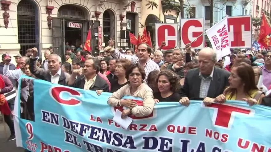 Miles marchan en Perú para pedir más sueldo