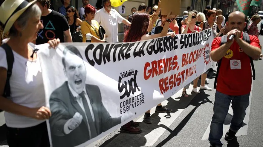 Activistas durante una protesta para pedir la renuncia del presidente francés Macron después del escándalo del caso Benalla en París, Francia.