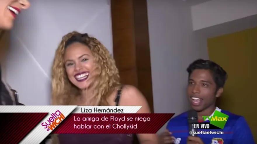 Liza Hernández casi se cae por chifear al ChollyKid