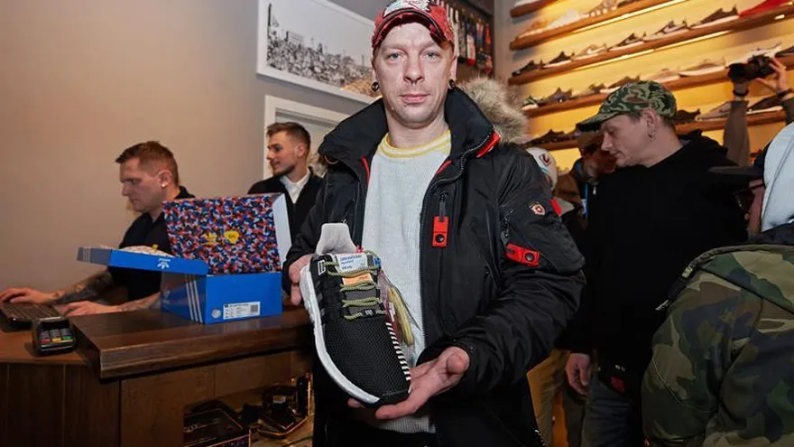 El primer comprador de las nuevas zapatillas de Adidas Adidas EQT Support 93/Berlin, Steve Fischer, muestra su recién adquirido par en la tienda Overkill, en Berlín (Alemania), hoy 16 de enero de 2018.