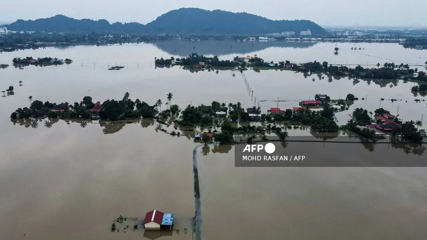 Una vista aérea muestra casas rodeadas por las aguas de la inundación en Kangar, en el estado de Perlis, en el norte de Malasia, el 28 de noviembre de 2025.