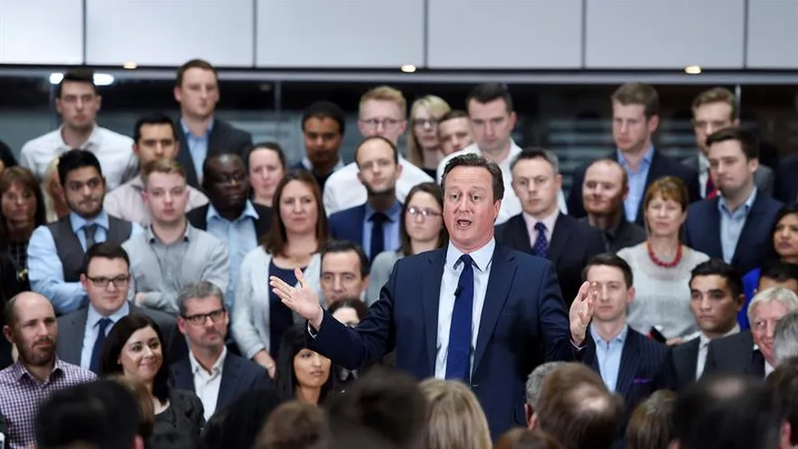 El primer ministro británico, David Cameron, pronuncia un discurso ante los empleados de la consultora PricewaterhouseCoopers (PwC) en Birmingham.