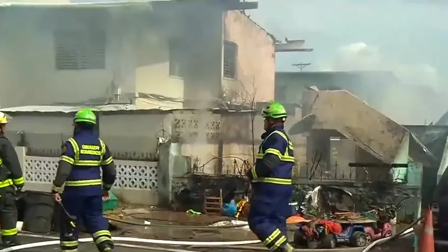 Incendio consume vivienda en Parque Lefevre