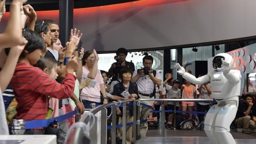 En museo de Tokio, guías robots parecen humanos