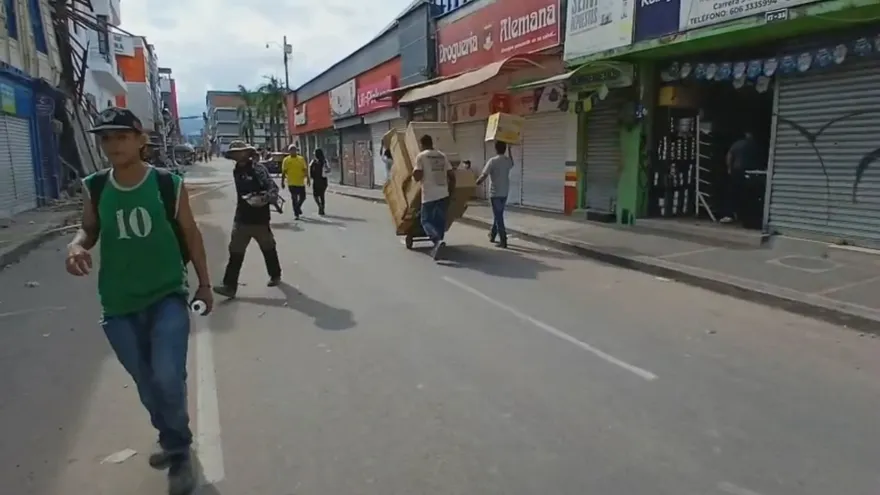 Comerciantes de Pereira ingresan a locales para rescatar mercancía tras terremoto
