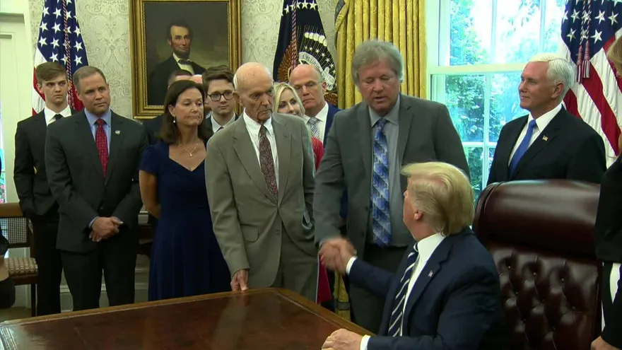 Trump recibe a los astronautas del Apolo 11