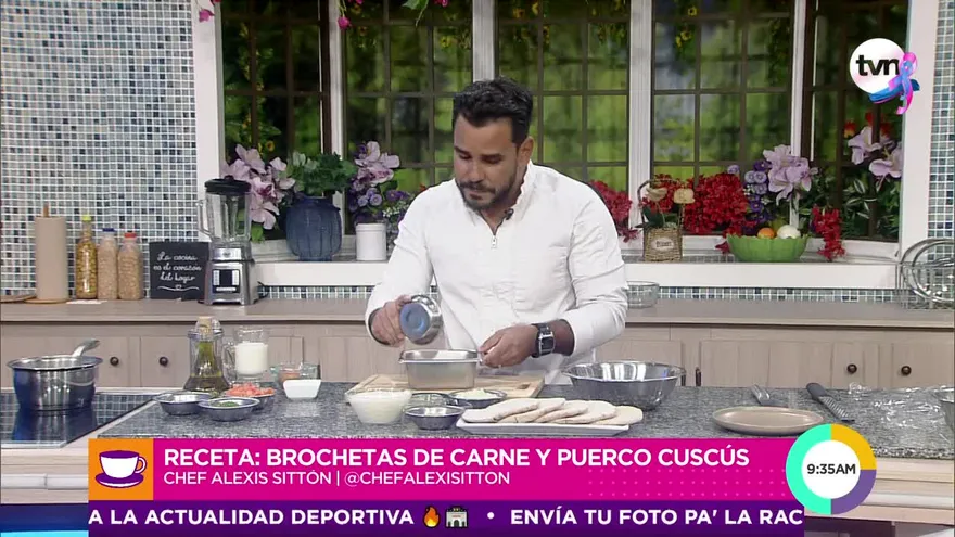 El chef Alexis prepara brochetas de carne y cerdo, cuscús y prueban postres panameños con Miguel Varoni