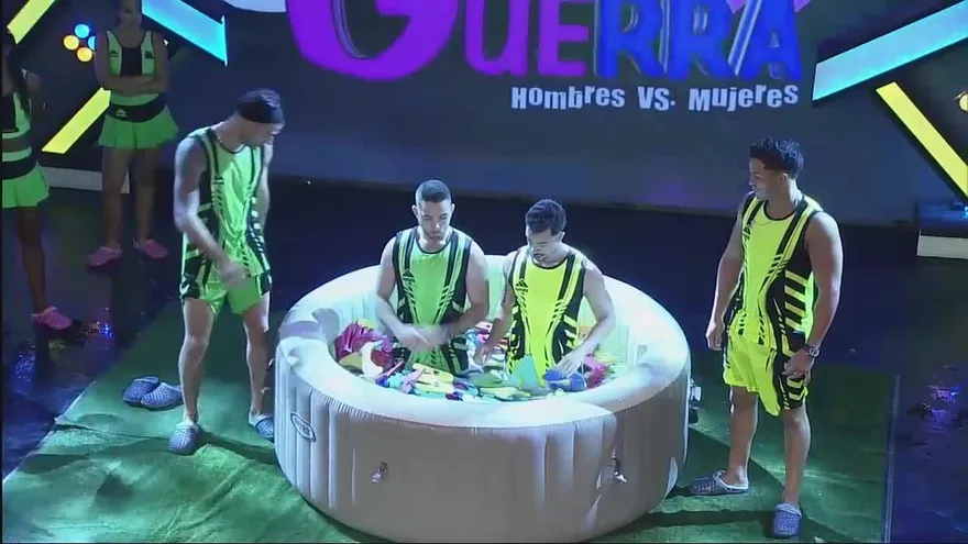 La batalla se puso muy intensa en el jacuzzi