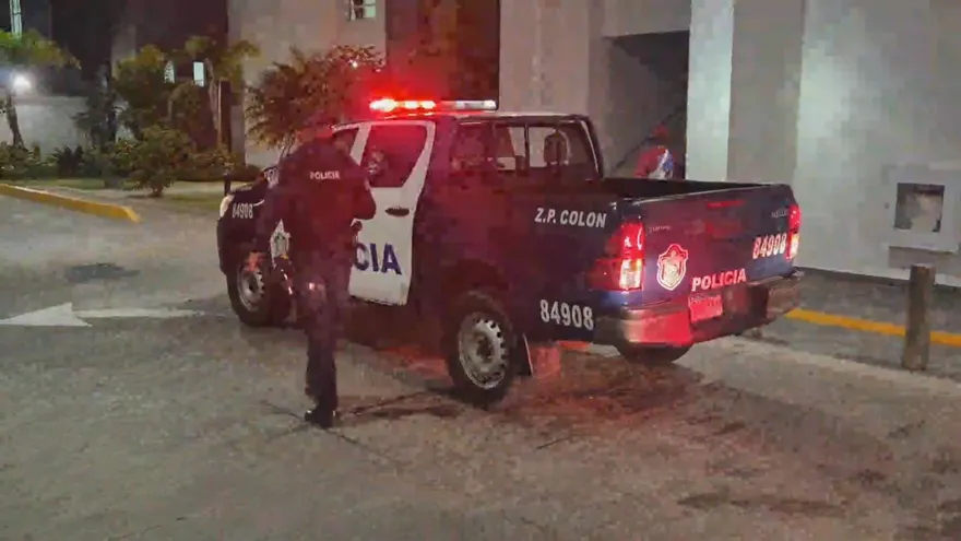 La policía en uno de los centros hospitalarios de Colón