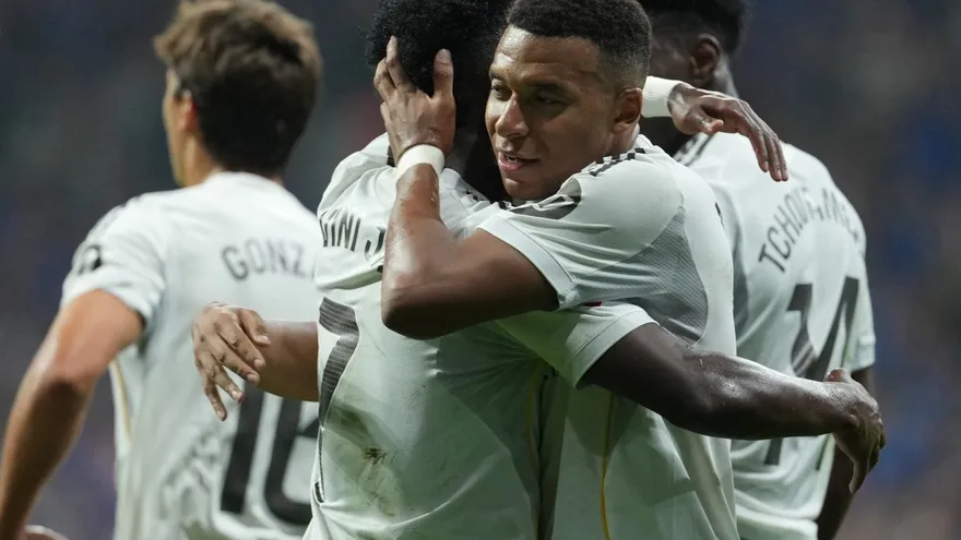 Kylian Mbappé (d) abraza a Vinicius Junior (i)