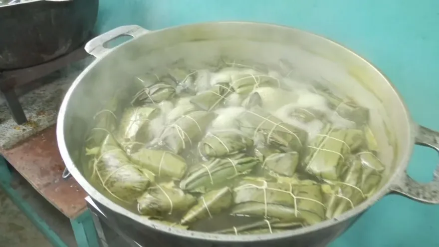 En la 24 de Diciembre, la Reina del Tamal cocina la Navidad para cientos de familias.