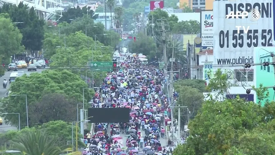 Maestros marcharon en Oaxaca tras violencia que dejó 10 muertos