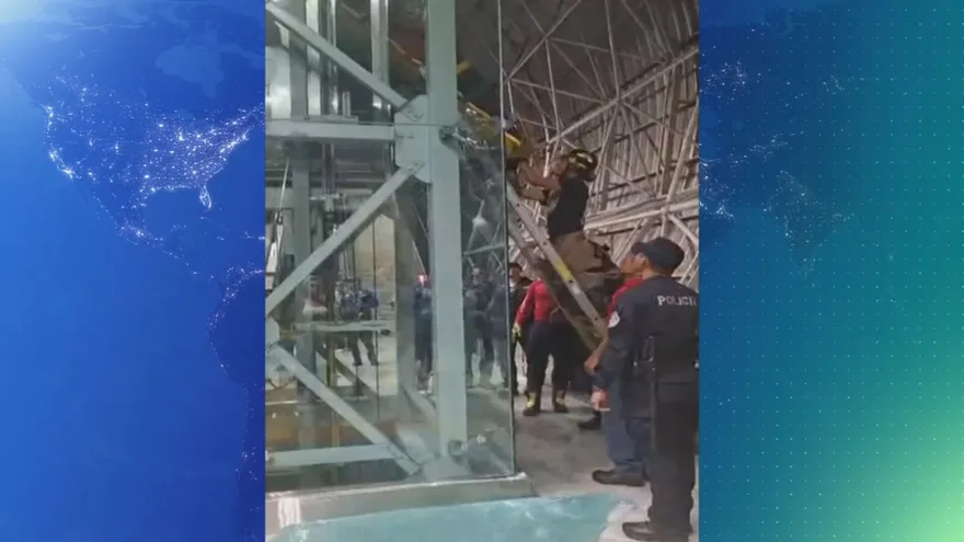 Bomberos rescatan a mujer atrapada en elevador de estación del Metro en Brisas del Golf