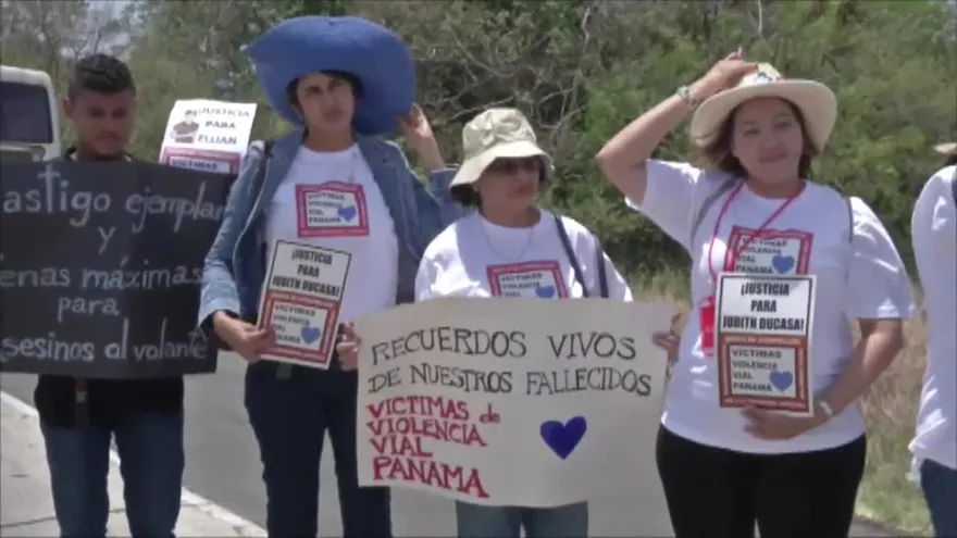 Pintan corazones azules