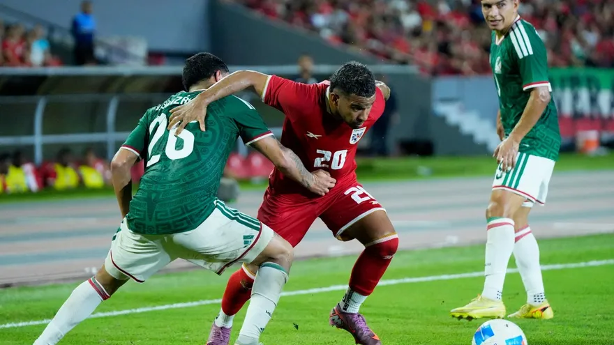 José Murillo en acción ante la selección de México