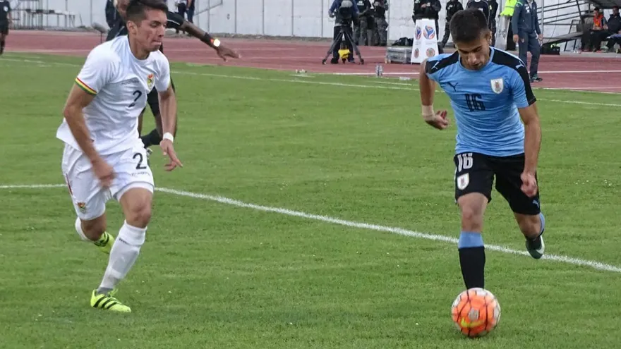 Acción del partido entre los equipos Sub-20 de Uruguay Bolivia