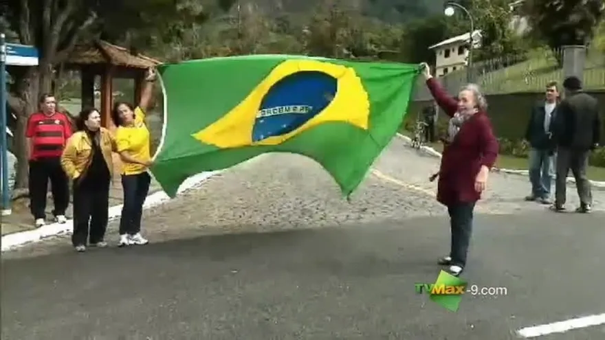 Hinchas felices recibieron a Brasil en su sede