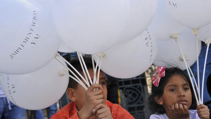 Como parte de los nuevos acuerdos, la FARC comienza a destruir explosivos.