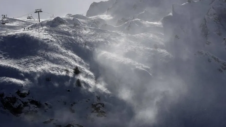 Cien personas quedan bloqueadas en estación de esquí francesa | Agencias