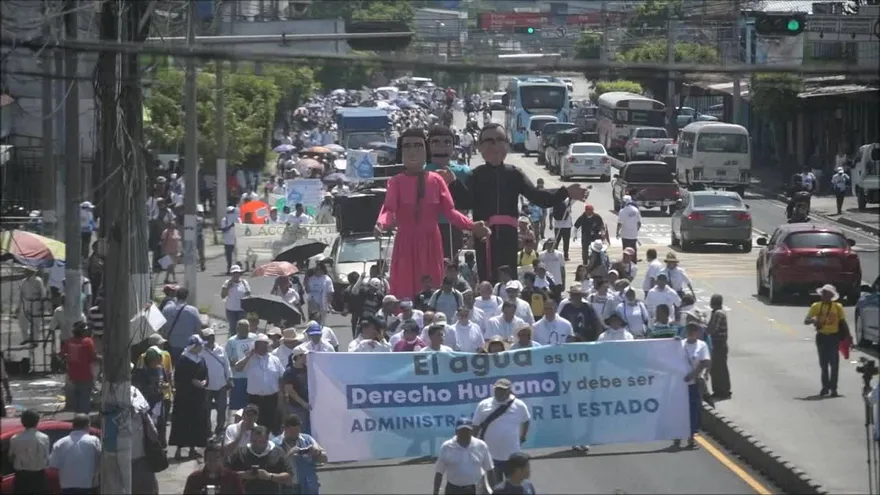 Salvadoreños claman en las calles detener privatización de agua