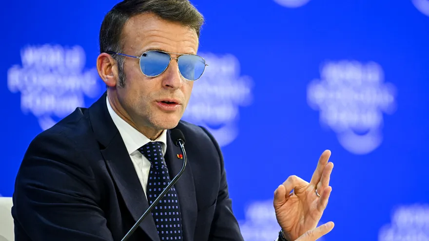 Emmanuel Macron, presidente de Francia, con lentes oscuros en el foro de Davos
