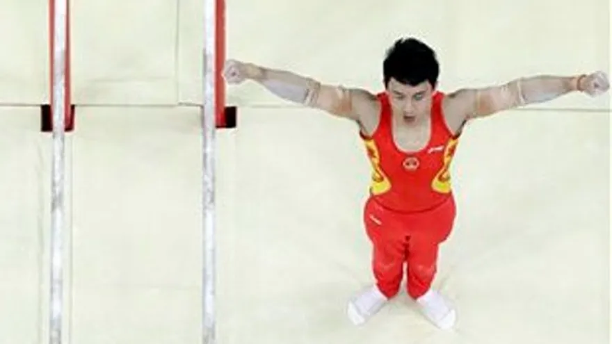 Feng triunfa en barras paralelas; otro oro de China