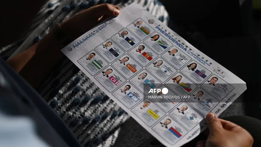 Costarricenses custodian las boletas electorales en casa