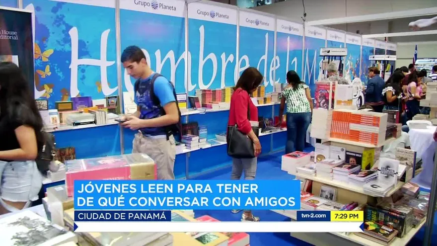 Jóvenes acuden a la Feria del Libro en Panamá