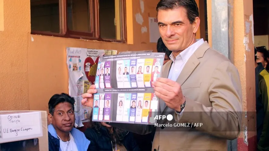 Rodrigo Paz, candidato a la presidencia ejerce el derecho al voto