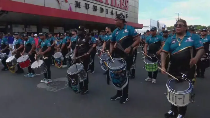 Desfile de bandas independientes en Calidonia.