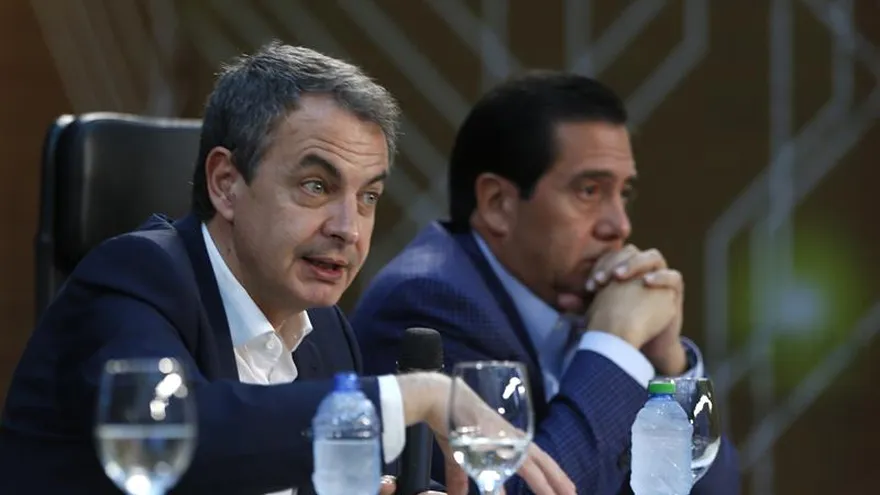 El expresidente del Gobierno español José Luis Rodríguez Zapatero, acompañado del expresidente de Panamá Martín Torrijos.