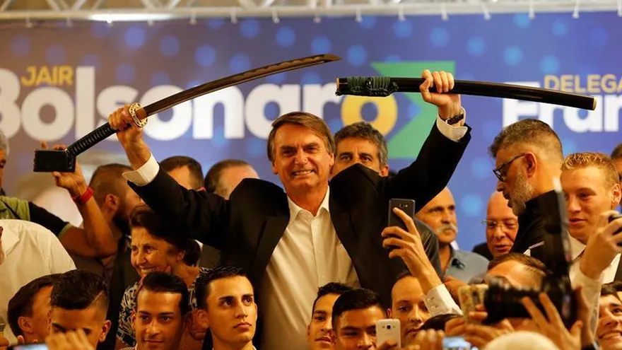 El precandidato presidencial brasileño Jair Bolsonaro ofrece una rueda de prensa hoy, jueves 29 de marzo de 2018, en Curitiba (Brasil).