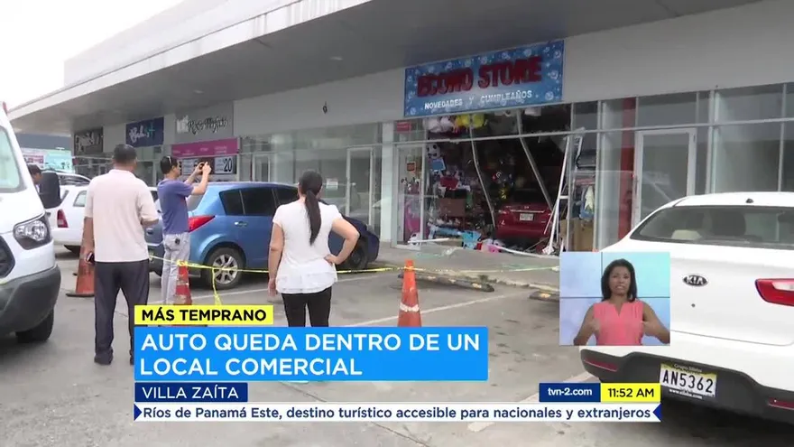 Auto se accidenta y termina dentro de  un comercio