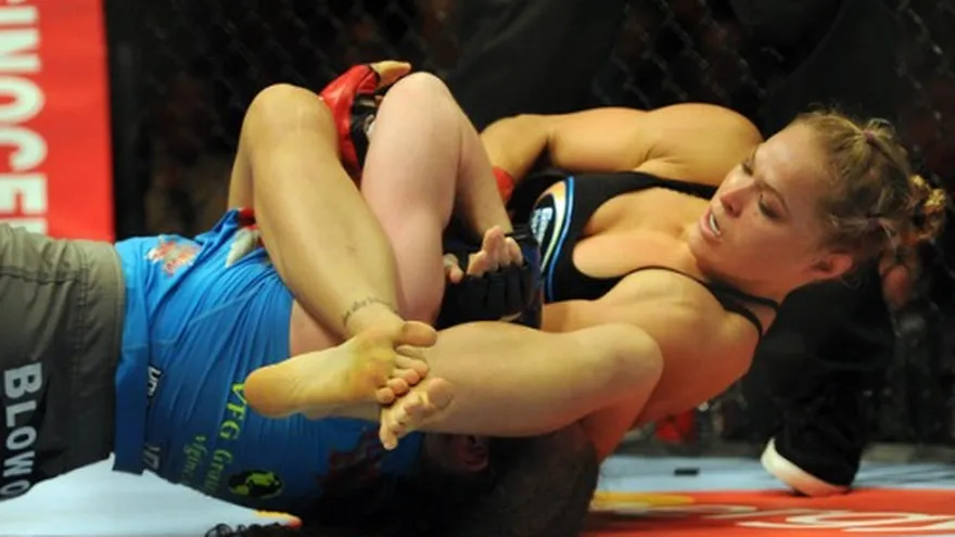 Rousey derrota a Kaufman con fuerza y rapidez