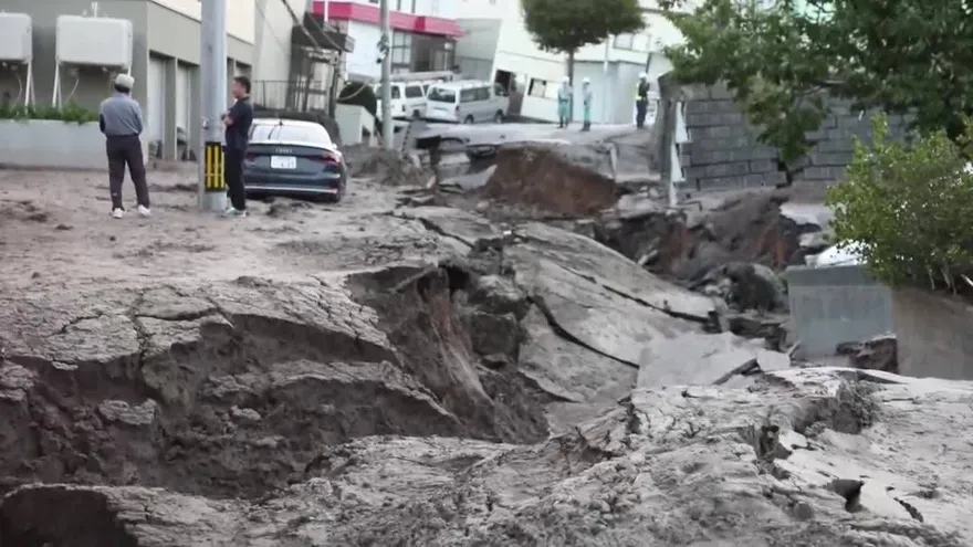 Al menos 9 muertos en un fuerte terremoto que colapsa el norte de Japón