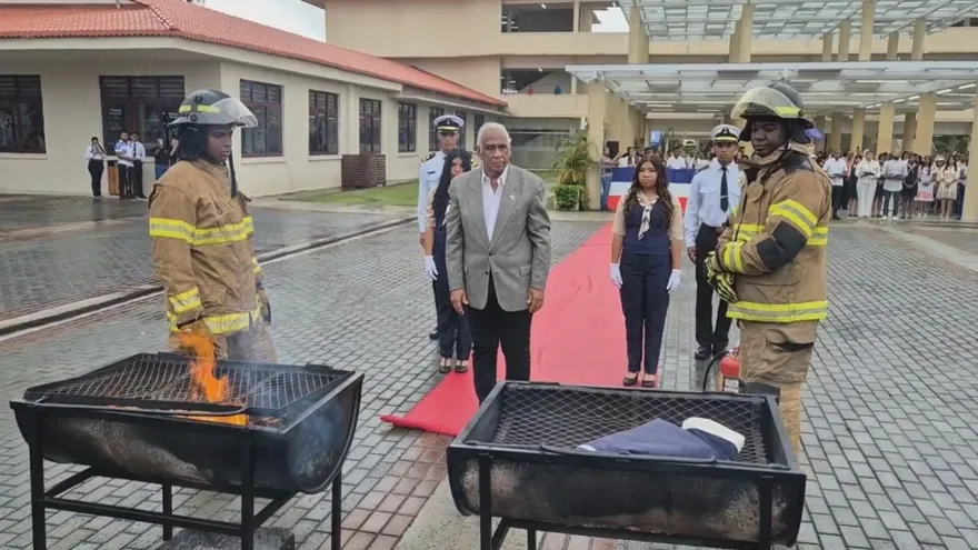 Cremación de banderas en Colón