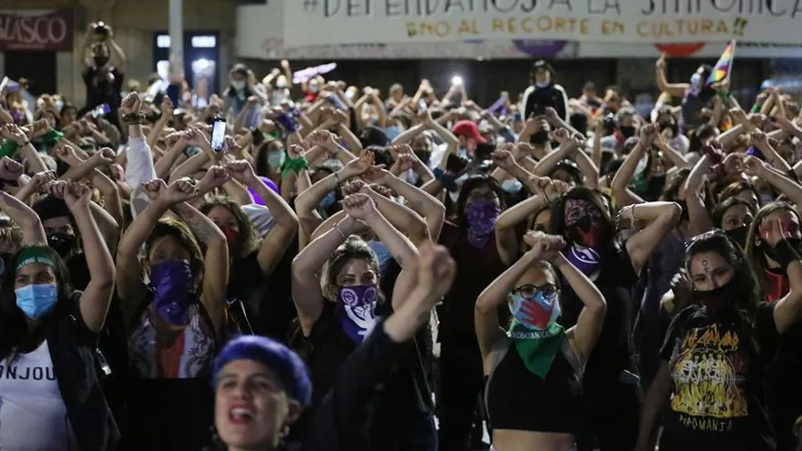 El grupo feminista LasTesis realiza el performance "Un violador en tu camino", en Santiago de Chile (Chile).