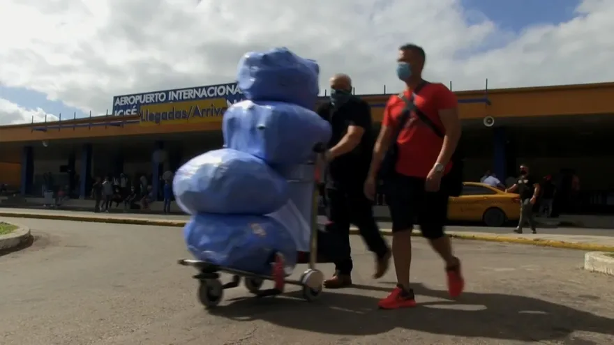 Cubanos tratan de sacar la nariz del agua tras cierre de Western Union