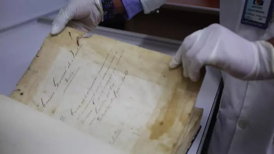 El viejo tomo con las historias de Ciudad de Panamá, un tesoro del Archivo Nacional