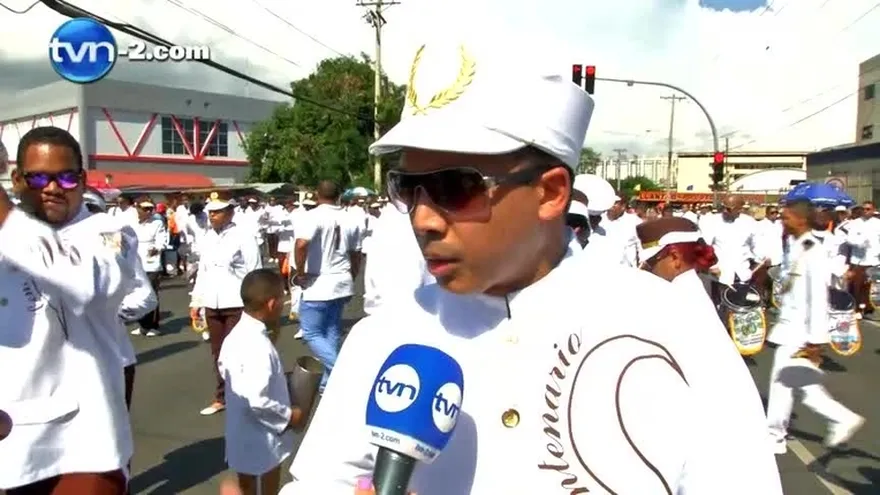 Bailan al son de las bandas en Río Abajo