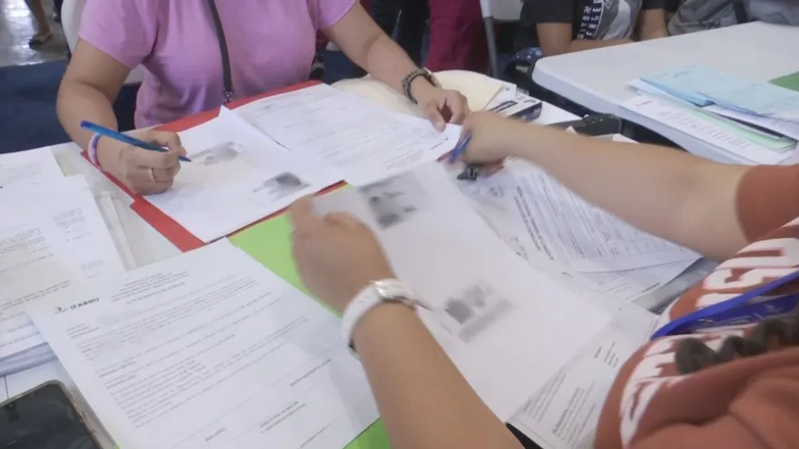 Desde tempranas horas de este martes, cientos de padres de familia acudieron al Centro de Combate Irving Saladino para entregar la documentación requerida en el proceso de aplicación a las becas de excelencia estudiantil.