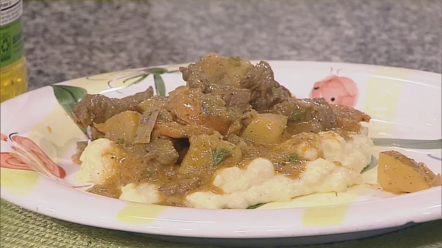 Carne guisada y puré.