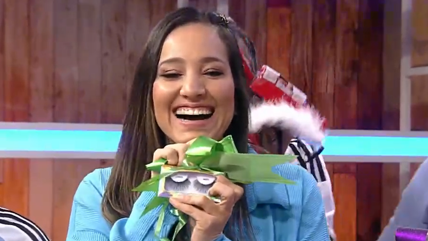 Natalia recibió unas pestañas como regalo de su amigo secreto