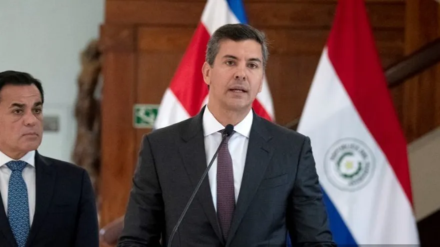 Santiago Peña celebra el triunfo en Paraguay.