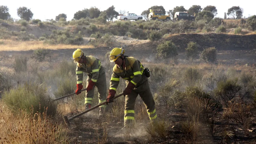 Los bomberos trabajan para sofocar los dos incendios